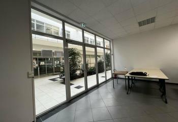 Location de bureau avec une large entrée vitrée  à Beauvais - 60000
