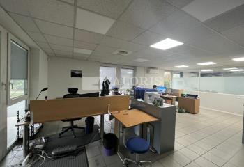 Location bureaux - Proche transports en commun  à Bron - 69500