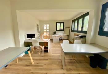 Bureaux à louer proche de la marie et du bourg de  à Cambes - 33880