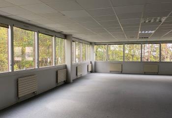 Location bureaux - Parc sécurisé et verdoyant  à Cergy - 95000