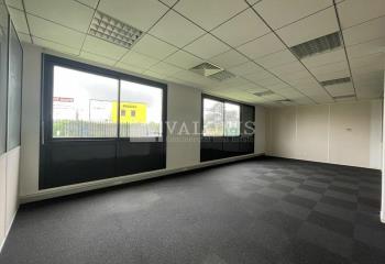 Location bureaux - Proche aéroport Lyon-Bron et autoroutes A42 et A43  à Chassieu - 69680