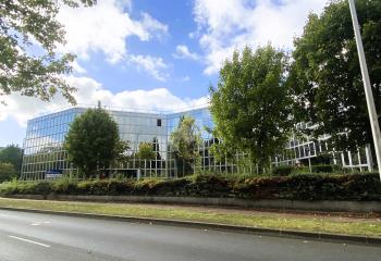 Location bureaux - Proche CCR Evry 2, autoroute A6, RER et Tram  à Courcouronnes - 91080