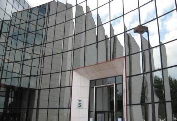 Au pied de l'A6 et N104 - Location de bureaux à  à Courcouronnes - 91080