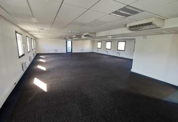 Location bureaux, proche métro 8 et RN6, 7 places de parking  à Créteil - 94000
