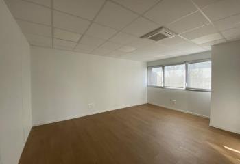 Location bureaux - Proche commerces et transports  à Cugnaux - 31270