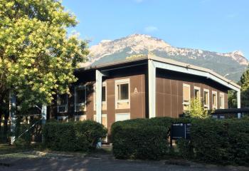 Location bureaux - Proche échangeur autoroutier et bus  à Échirolles - 38130