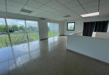 Location bureaux - Proche commerces et voie rapide