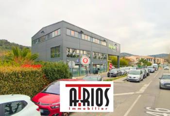 Location bureaux - Proche autoroute, bord de route passante  à Hyères - 83400