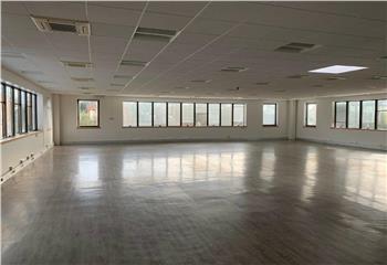 Location bureaux - Proche RER C et commerces  à Jouy-en-Josas - 78350