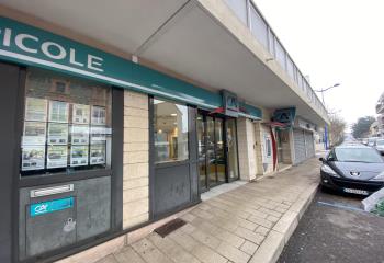 Bureau à louer à - Proche mairie - Grande vitrine  à La Talaudière - 42350