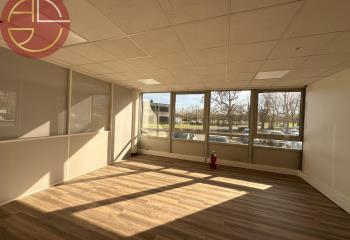 Location bureaux, proche commerces, 2 places de parking  à Labège - 31670