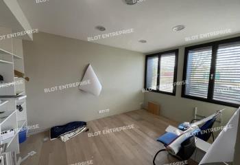 Location de bureau avec un flux important de voitures  à Landerneau - 29800