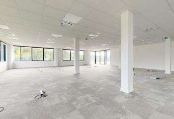 Location bureaux - Proche accès autoroutiers et bus  à Limonest - 69760