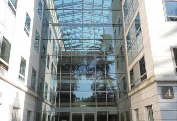 Location bureaux - Proche A6, A89 et métro Gare de Vaise  à Limonest - 69760