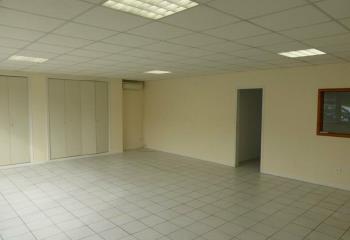 Location bureaux, proche zone industrielle, avec parking  à Montrabé - 31850