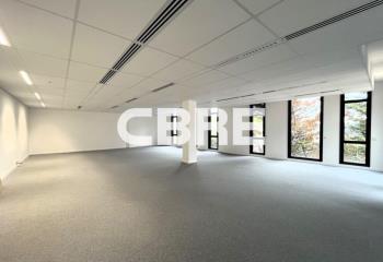 Location bureaux - Proche autoroute A8 et transports en commun