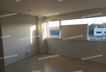 Location bureaux - Proche Lamballe, RN 12, 4 places de parking  à Noyal - 22400