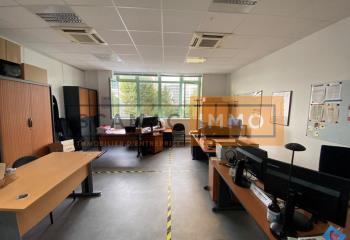Location bureaux - Proche métro, gare et périphérique  à Pantin - 93500