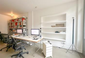 Location bureau, proche de la cour pavée et arborée