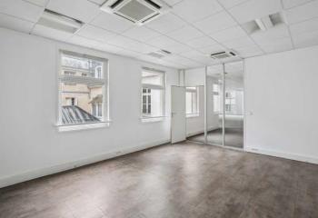 Location de bureaux à, proche Place des Victoires, bus et métro  à Paris 2 - 75002