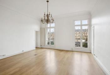 Location de bureaux, proche Saint-Lazare, avec ascenseur et jardin  à Paris 8 - 75008