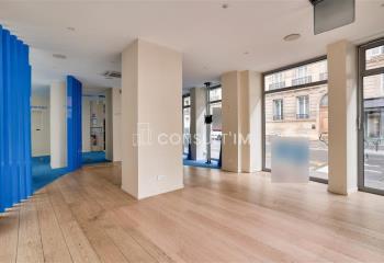 Location de bureaux à, proche métro Europe, immeuble Pierre de Taille d''angle  à Paris 8 - 75008