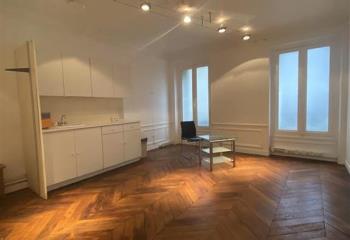 Location de bureau à, entre Georges V et Haussmann, proche du métro
