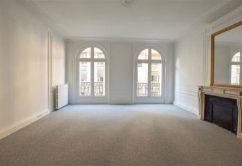 Location de bureaux à, proche métro Liège et Gare Saint-Lazare  à Paris 9 - 75009