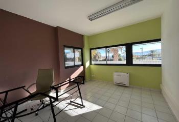 Location bureaux - Proche autoroute A9, centre-ville et gare