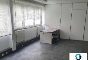 Location bureaux - Immeuble sécurisé avec parking  à Saint-Égrève - 38120