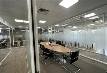 Location bureaux - Proche Métro Garibaldi et périphérique  à Saint-Ouen - 93400
