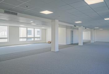 Location bureaux - Proche Périphérique et Métro  à Saint-Ouen - 93400