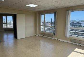 Location bureaux - Proche gare TGV et bus  à Saint-Pierre-des-Corps - 37700