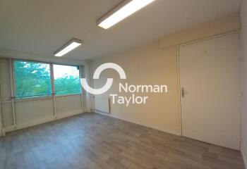 Location bureaux - Proche A43, A46 et Tram T2  à Saint-Priest - 69800