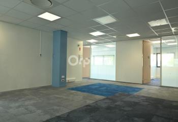 Location de bureaux à dans un parc d'activité  à Saint-Priest - 69800