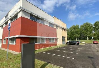 Bureaux à louer - Proche A43, bus, métro et tram