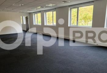 Location bureaux - situé à proximité des axes N104 et A5  à Savigny-le-Temple - 77176