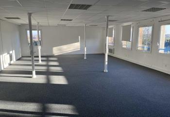 Location bureaux, proche A1, site calme et sécurisé  à Templemars - 59175