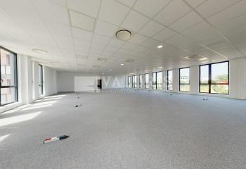 Location bureaux - Proche métro, tramway et gare Part-Dieu  à Vaulx-en-Velin - 69120