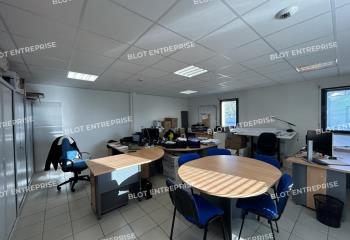 Location bureau proche commerces/services et transports en commun  à Vertou - 44120
