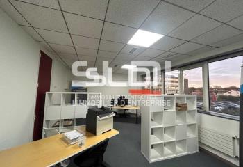 Location bureaux - Proche A6 et zone industrielle  à Villefranche-sur-Saône - 69400