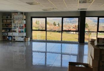 Location bureaux - Proche sortie autoroute Champfeuille  à Voiron - 38500