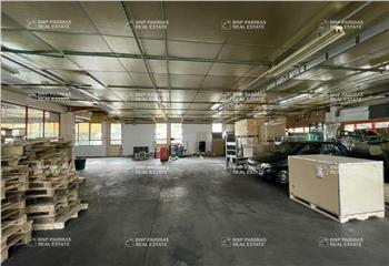 Location entrepôt - Proximité grands axes  à Saint-Pierre-en-Faucigny - 74800