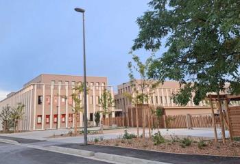 Vente bureaux - Proche périphérique Laurent Bonnevay, tram T5 et aéroport Lyon St-Exupéry  à Bron - 69500