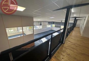 Vente bureaux, proche bus et autoroutes, terrain clos et sécurisé  à Mondouzil - 31850