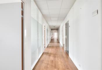 Vente bureaux, proche tramway T2 et gare, 51 parkings