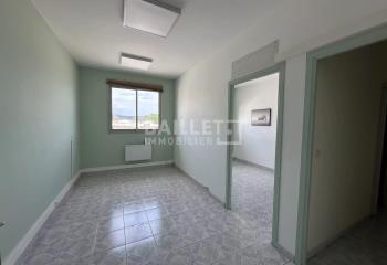 Vente bureau - Proche centre commercial et commerces  à Tourrettes - 83440