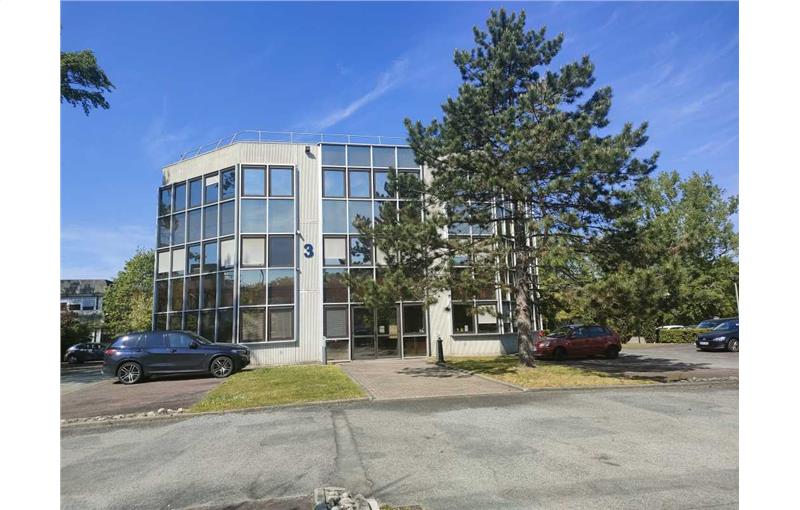 Location de bureau de 254 m² à Bruges - 33520 photo - 1