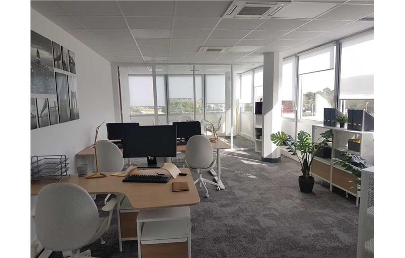 Location de bureau de 1 900 m² à Pessac - 33600 photo - 1
