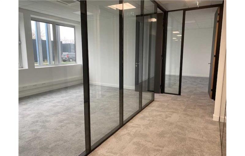 Location de bureau de 1 500 m² à Ploufragan - 22440 photo - 1